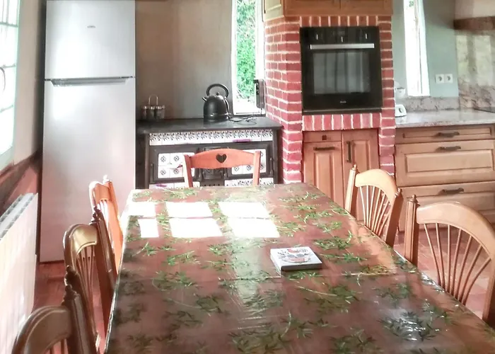 Maison Familiale Avec Jardin A Clarbec, 120 M², Jeux Pour Enfants *